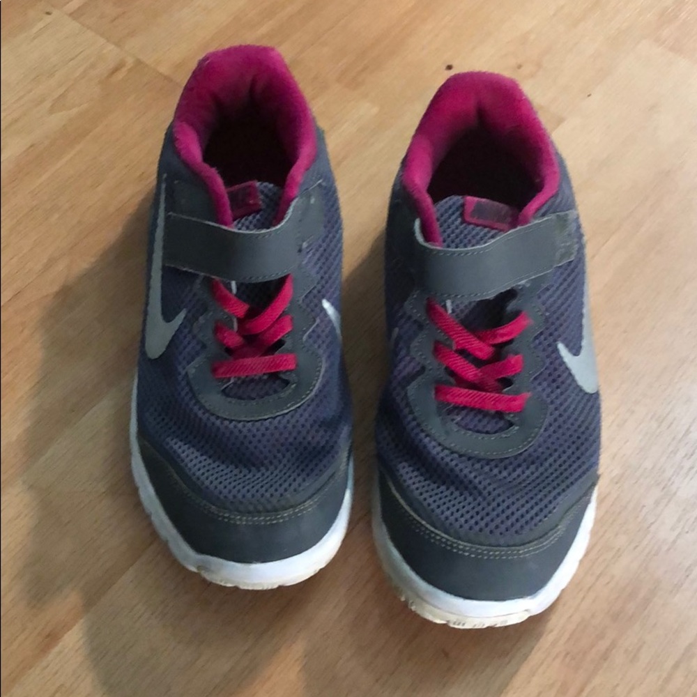 Selling nike shoe size 3